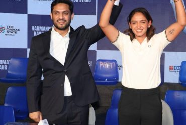 L to R Mohit Goel (MD Omaxe) _Harmanpreet Kaur