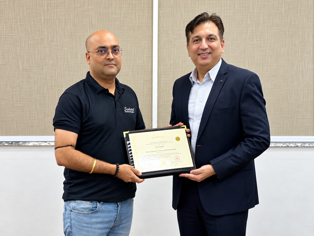 Raju MIshra, Dr Faiz Askari, Corporate Award Presentation Portrait